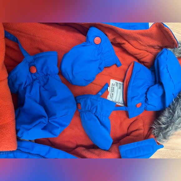 Unisex Oshkosh snow suit with attachable mittens and shoes. Very warm - Picture 6 of 10